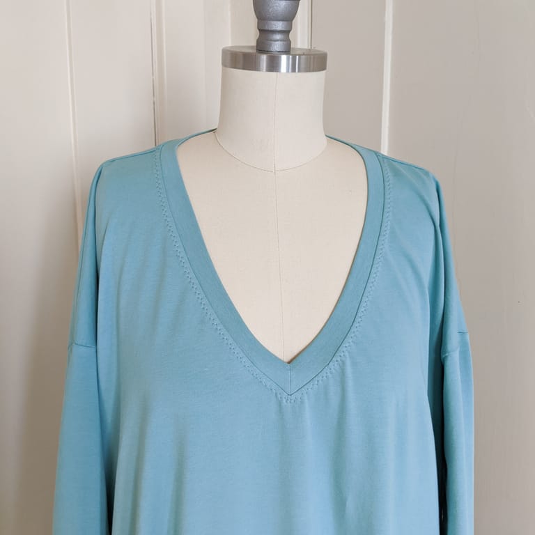 Simplicity 8911, View A, altered to have a v neck. Close up of v neck band.